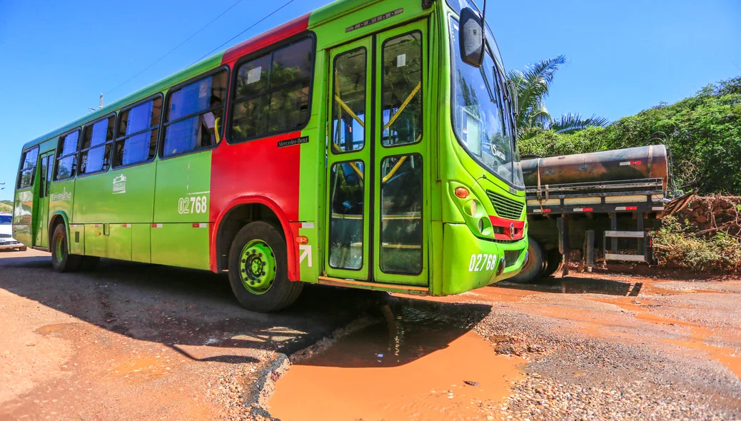 Ônibus passa com dificuldades pelo local