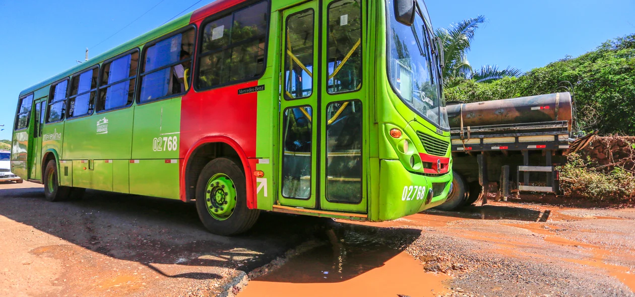 Ônibus passa com dificuldades pelo local
