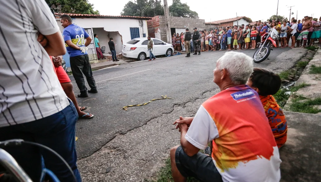 Veículo só parrou após colidir com o poste elétrico 