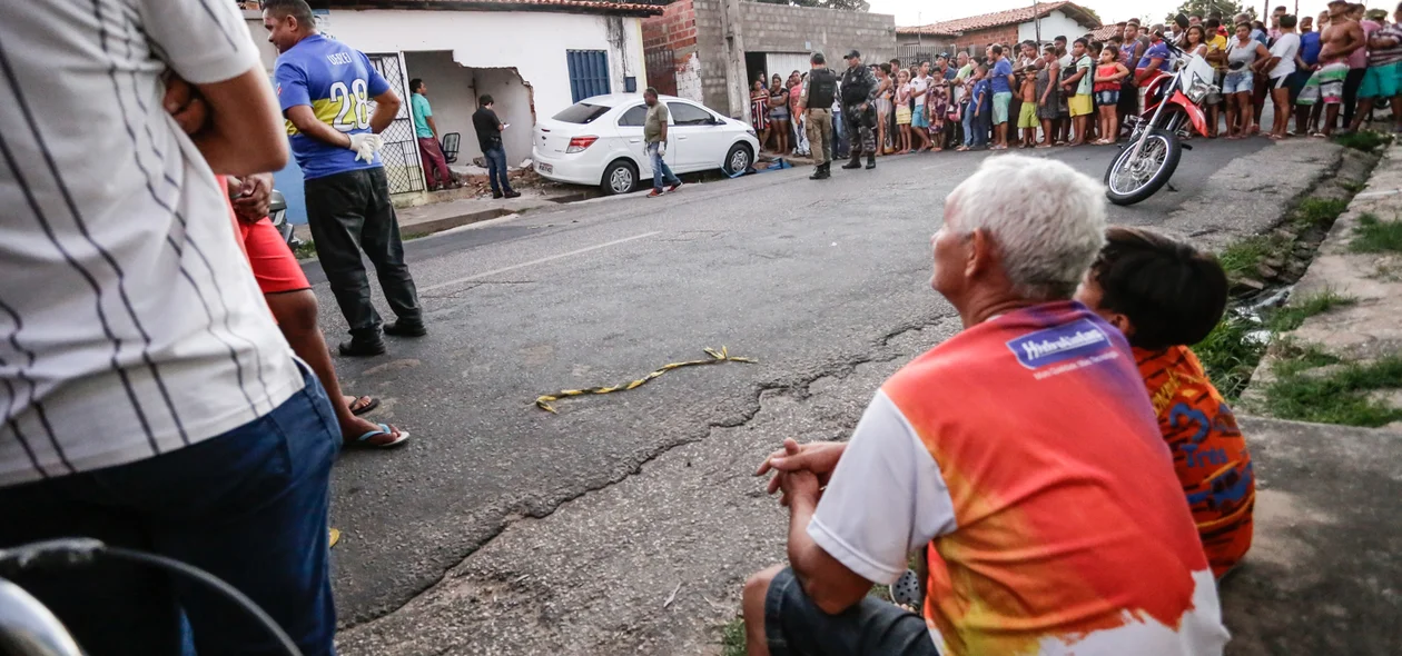 Veículo só parrou após colidir com o poste elétrico 