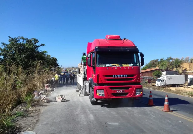 Acidente entre carreta e moto na BR 316