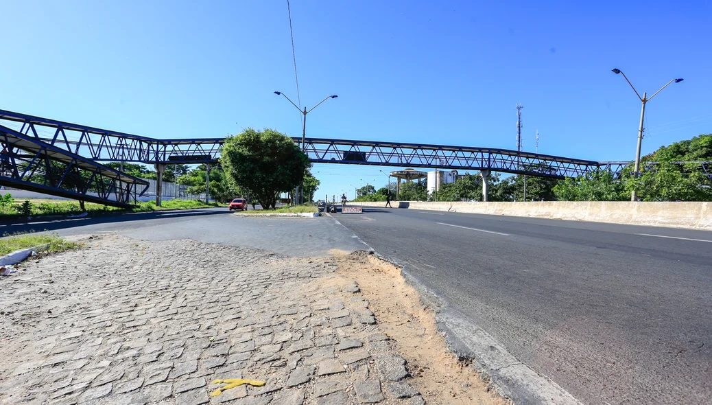Buraco na pista fez a motoqueira perder o controle do veículo