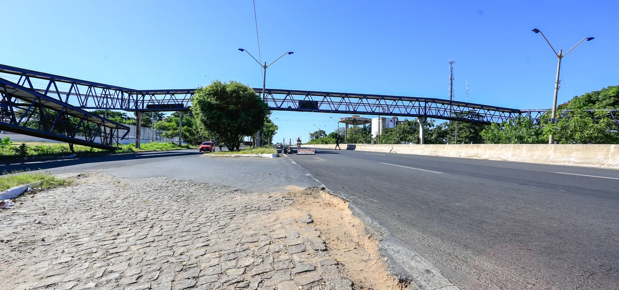Buraco na pista fez a motoqueira perder o controle do veículo