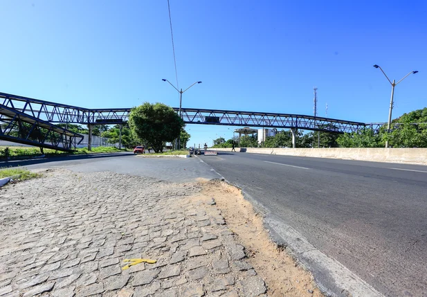 Buraco na pista fez a motoqueira perder o controle do veículo