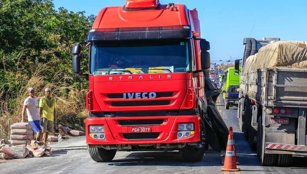 Caminhão transportava a carga de cimento