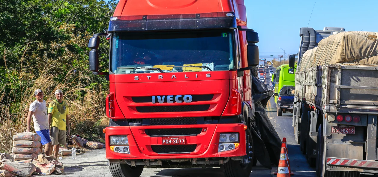 Caminhão transportava a carga de cimento