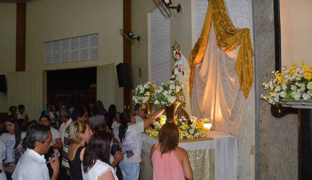 Devotos reverenciam imagem da Padroeira