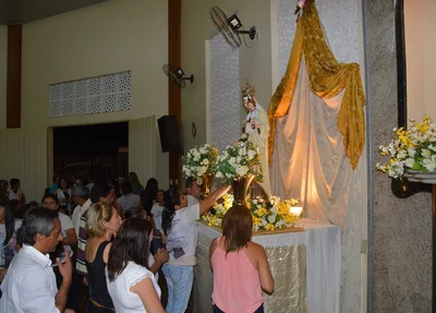 Devotos reverenciam imagem da Padroeira