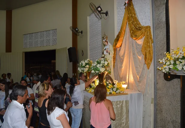 Devotos reverenciam imagem da Padroeira