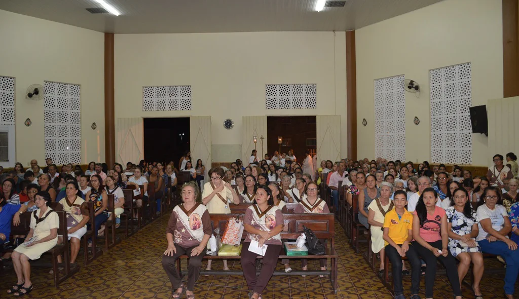 Fiéis lotam Igreja de Nossa Senhora do Carmo