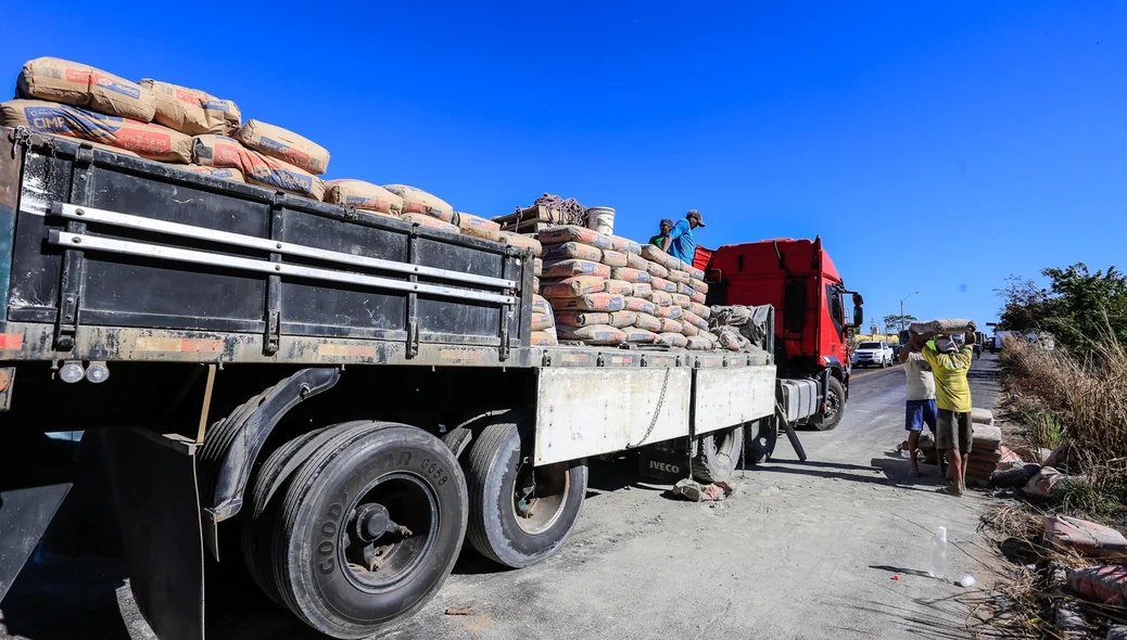 Material da carreta caiu na pista  