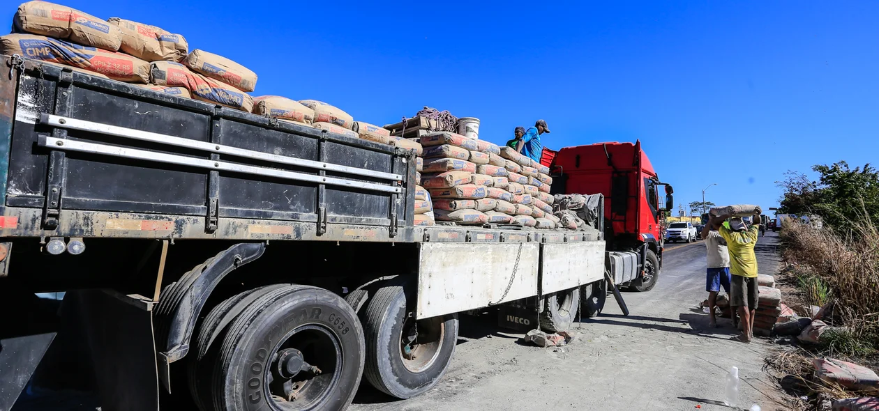 Material da carreta caiu na pista  