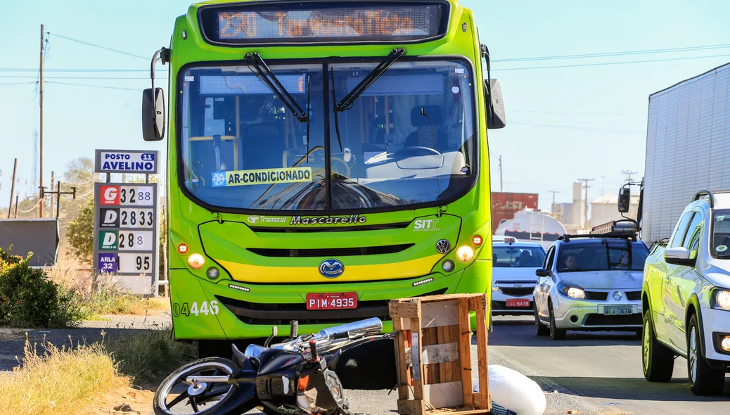 Motoqueiro tentou passar entre dois ônibus
