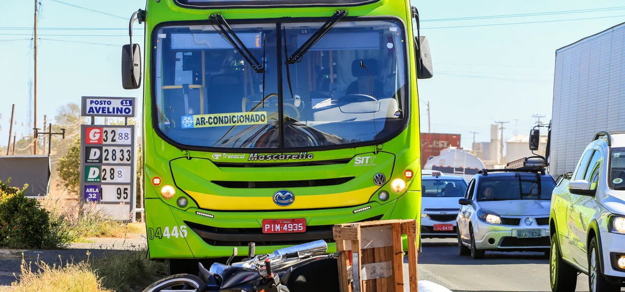 Motoqueiro tentou passar entre dois ônibus
