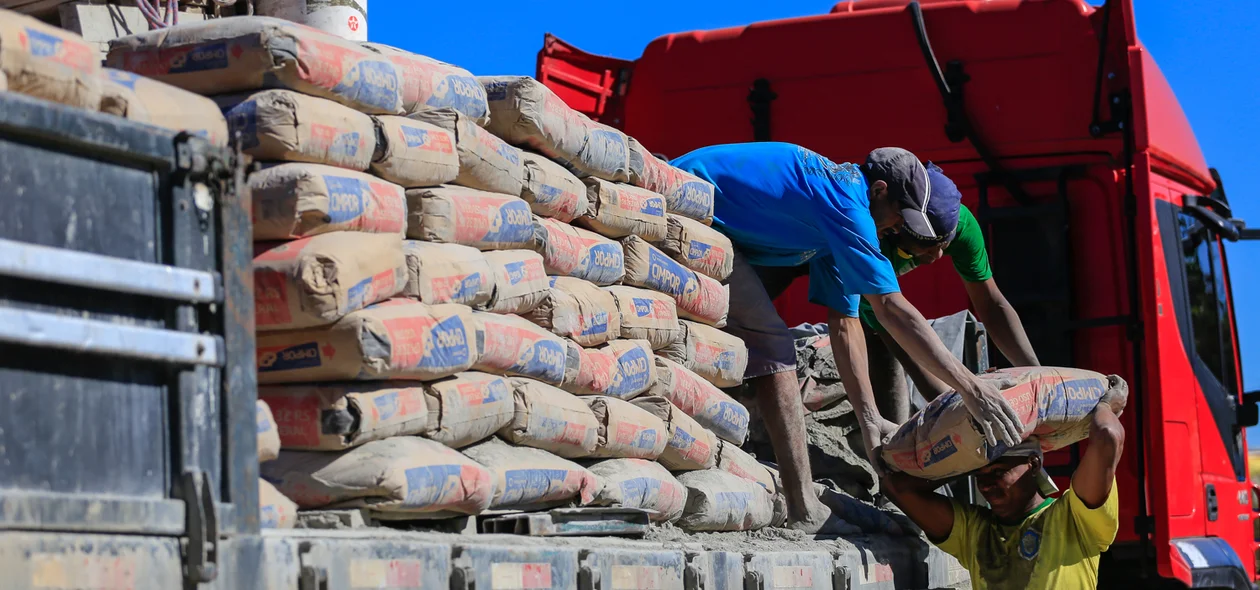 Trabalhadores recolhendo o material caído na pista 