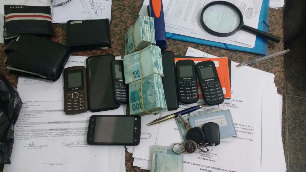 Com os suspeitos, foram apreendidos vários aparelhos celulares e várias notas de R$ 100