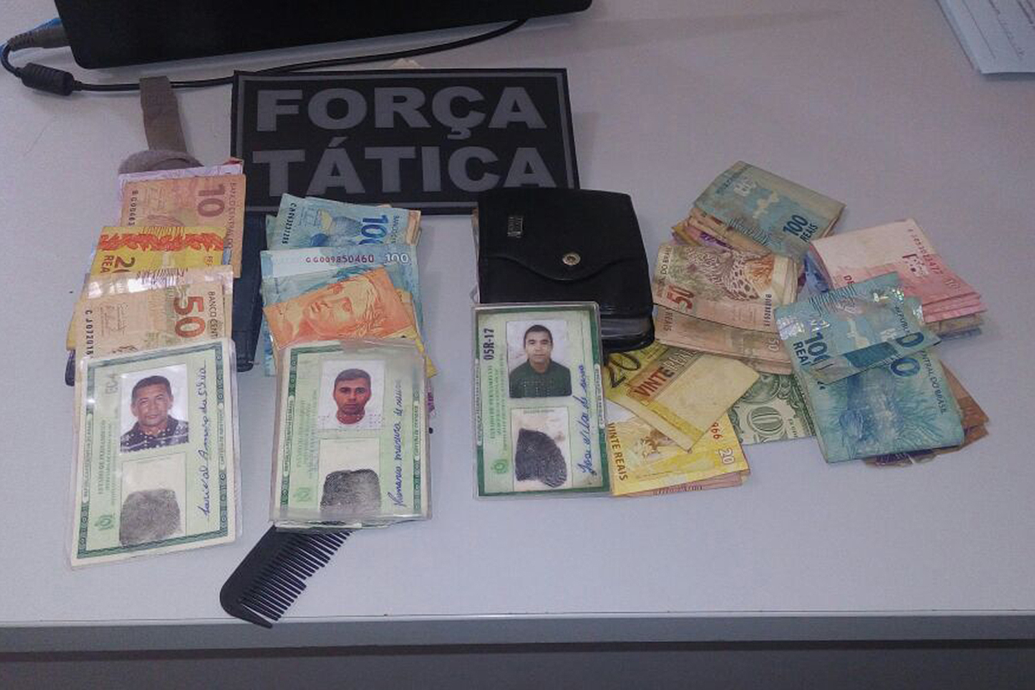 Documentos e dinheiro apreendidos