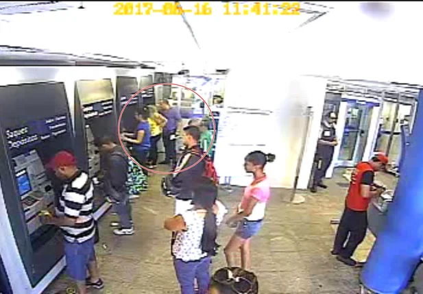 Homem oferece ajuda a jovem e troca o envelope de depósito dela por um envelope vazio