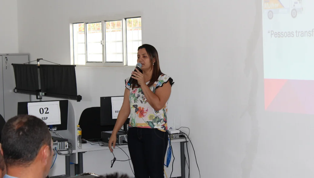 Palestrante falando sobre o projeto