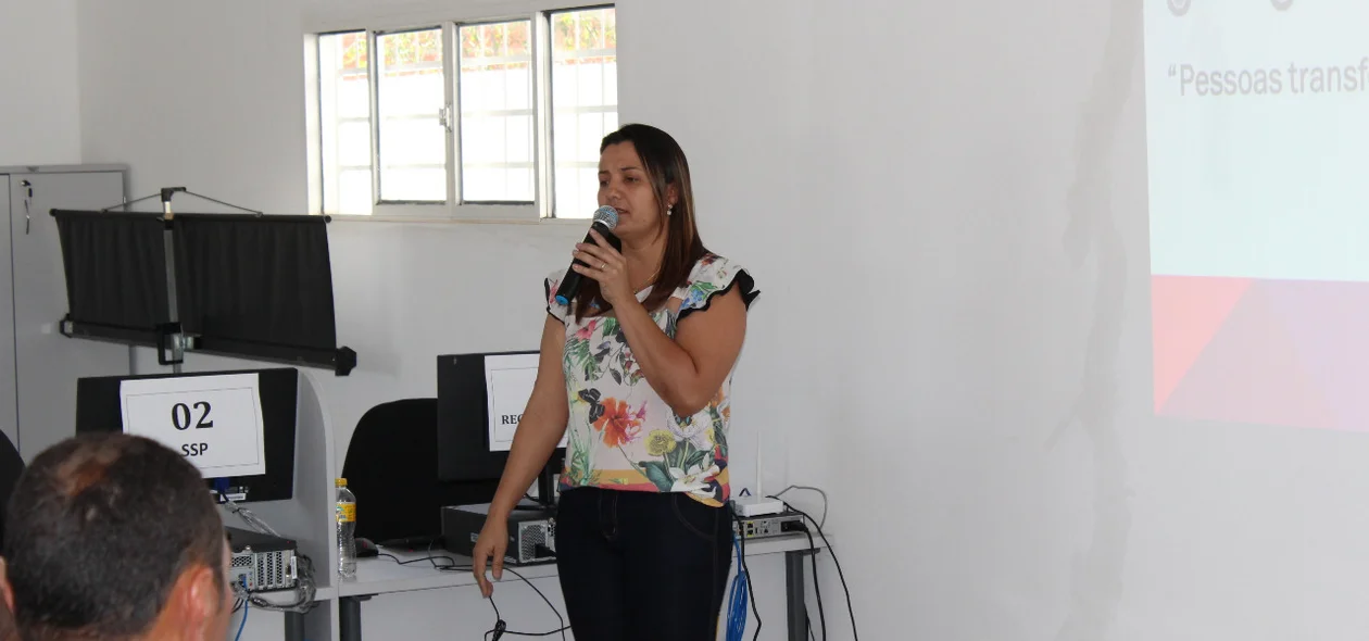 Palestrante falando sobre o projeto