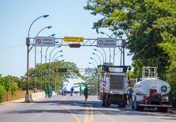 Ponte da Primavera passa por manutenção e trânsito é bloqueado