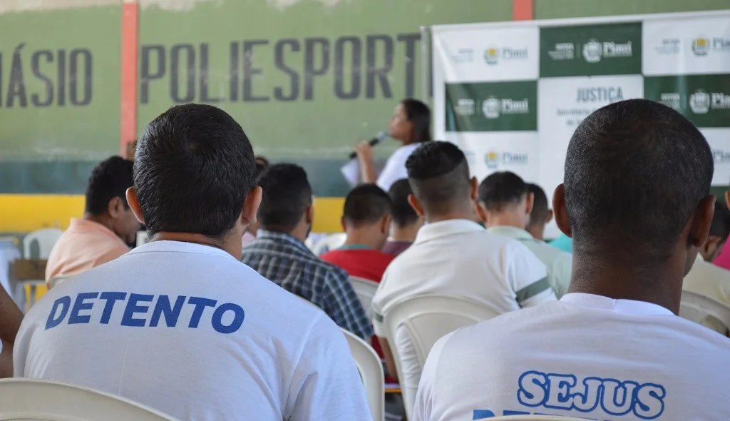 Detento assistindo a revisão