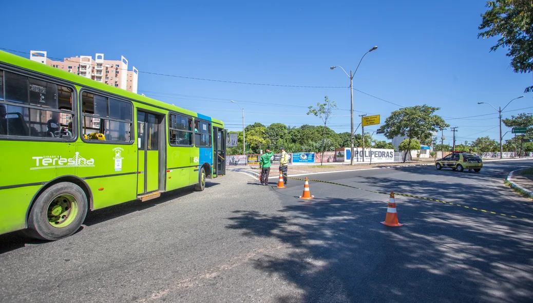 Guardas dando instrução para os motoristas