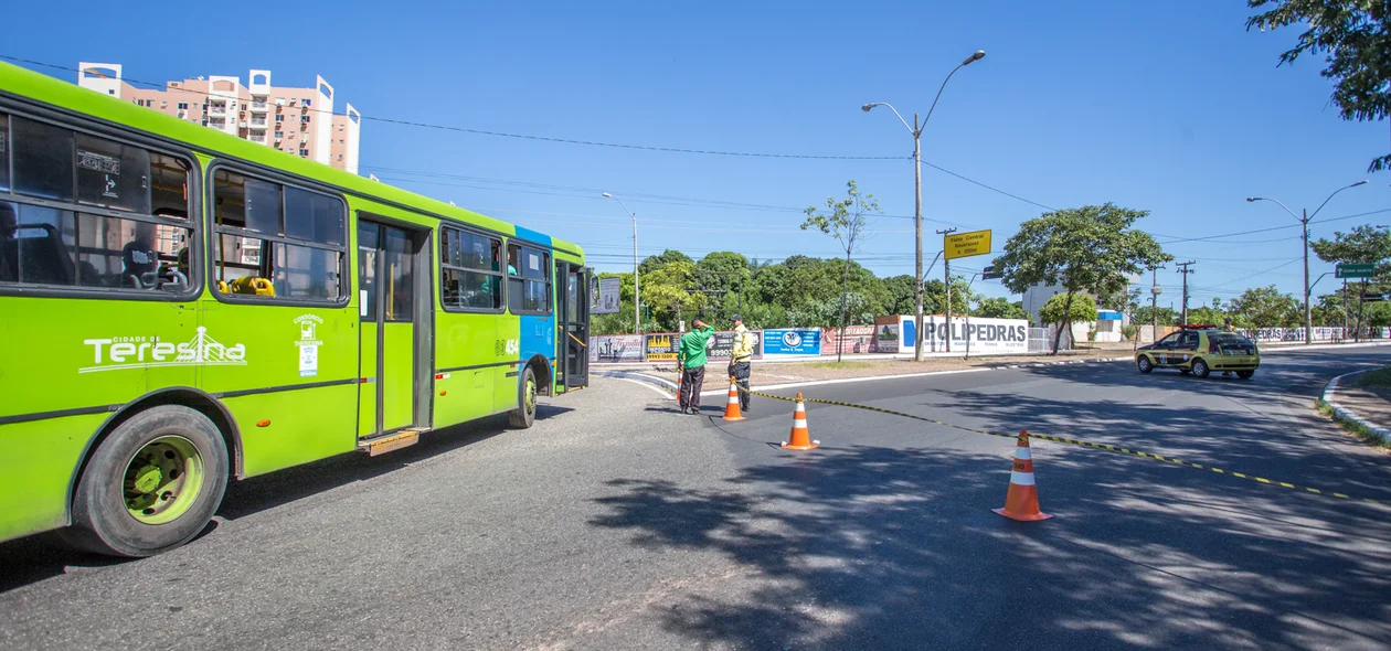 Guardas dando instrução para os motoristas