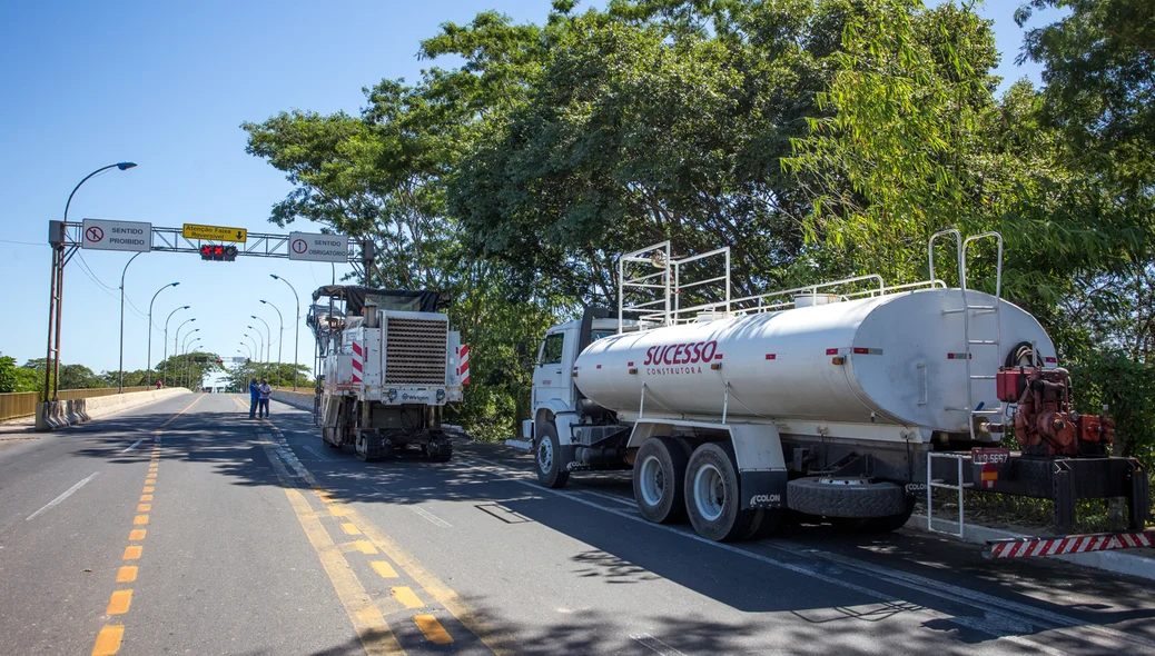 Maquinas que vão asfaltar a ponte da primavera