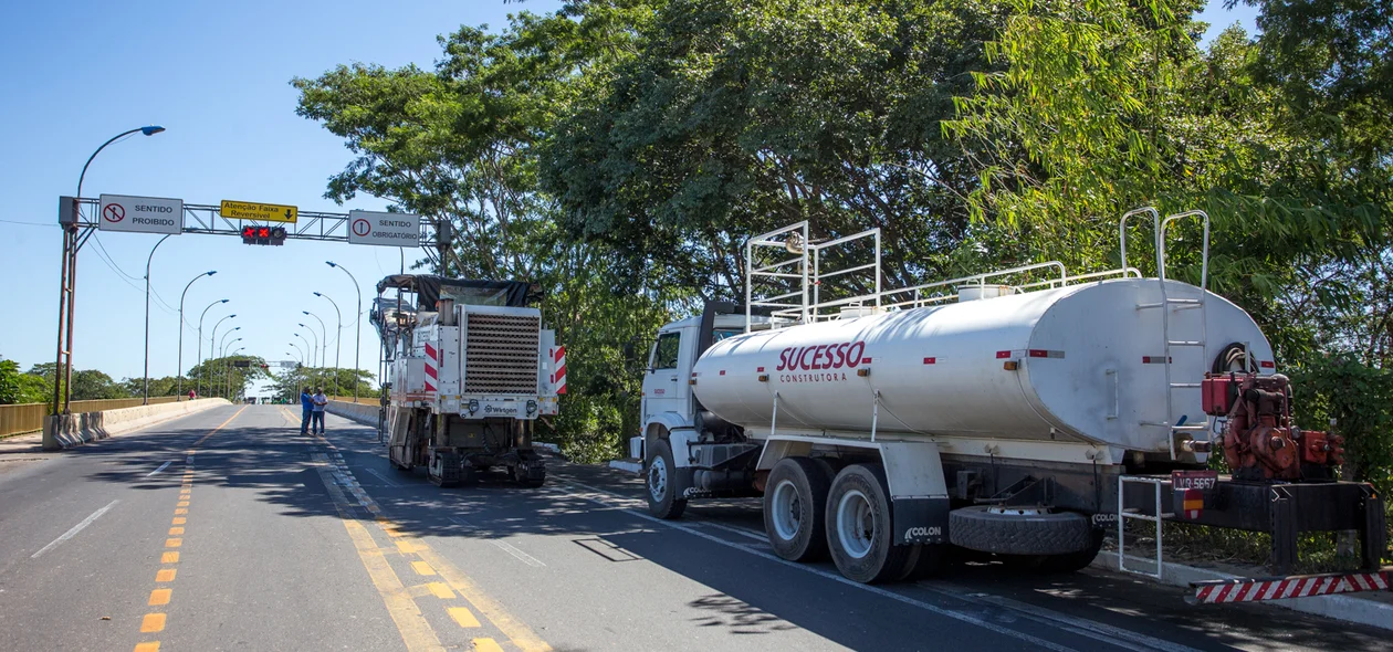 Maquinas que vão asfaltar a ponte da primavera
