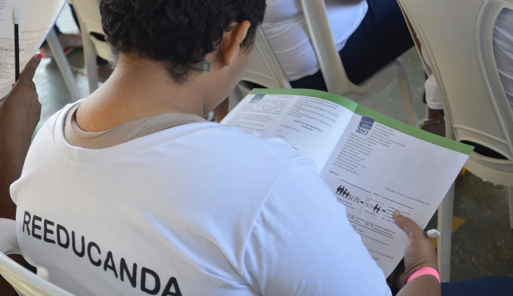 Reeducanda estudando