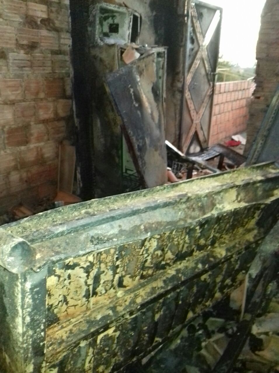 Residência incendiada