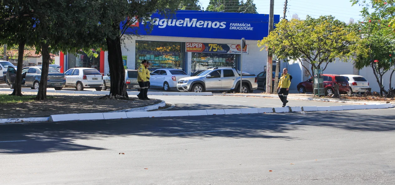 Strans no local para orientar os motoristas 