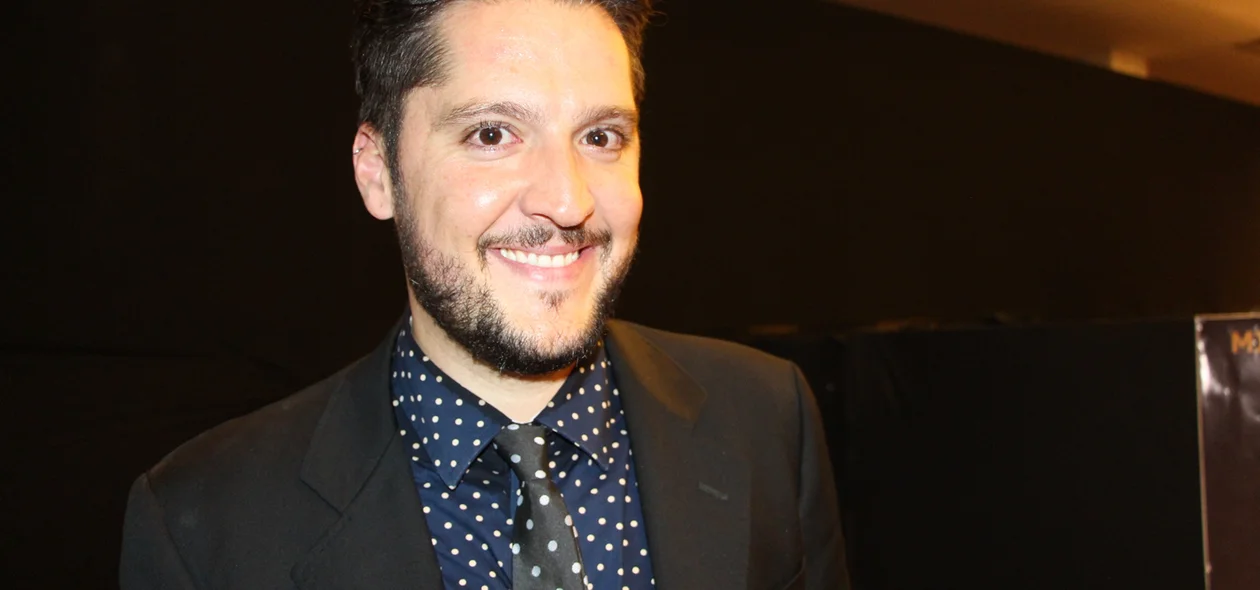 Apresentador André Vasco