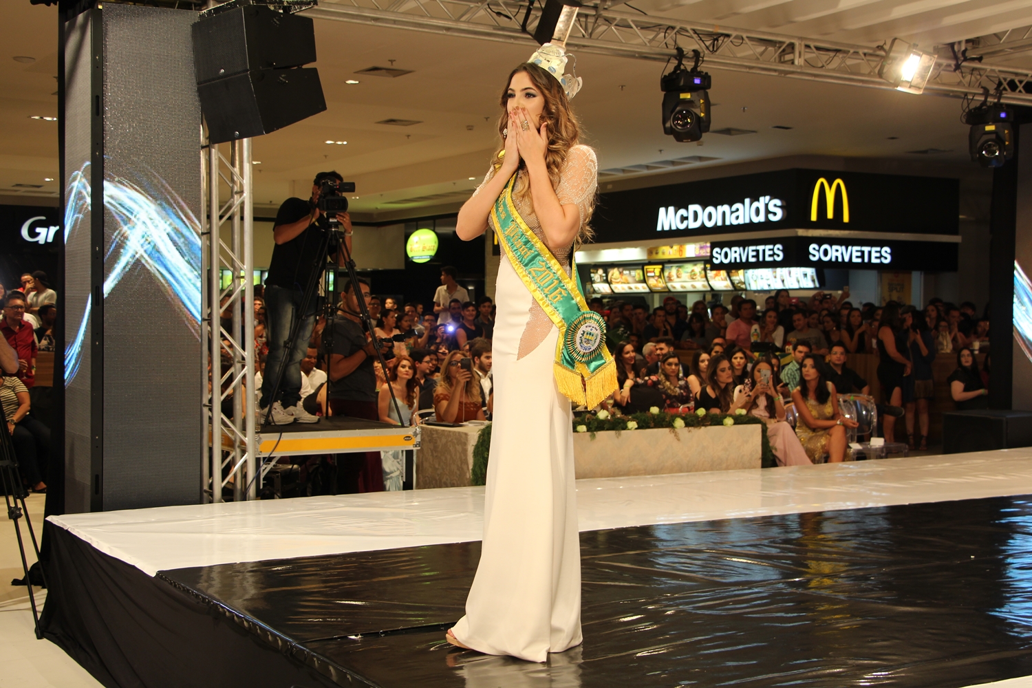 Ela tombou, levantou e continuou o desfile