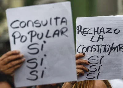 Manifestantes pedem a saída de Maduro