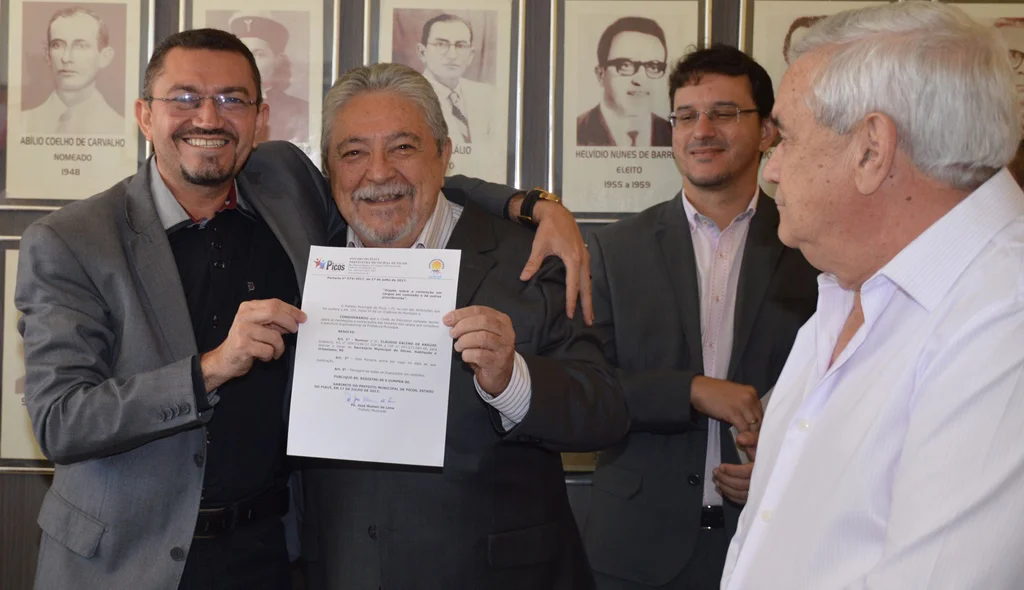 Cláudio Galeno exibe portaria de nomeação