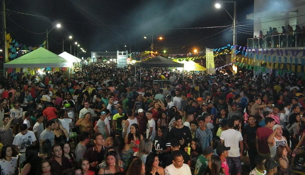 Multidão lota avenida Beira Rio