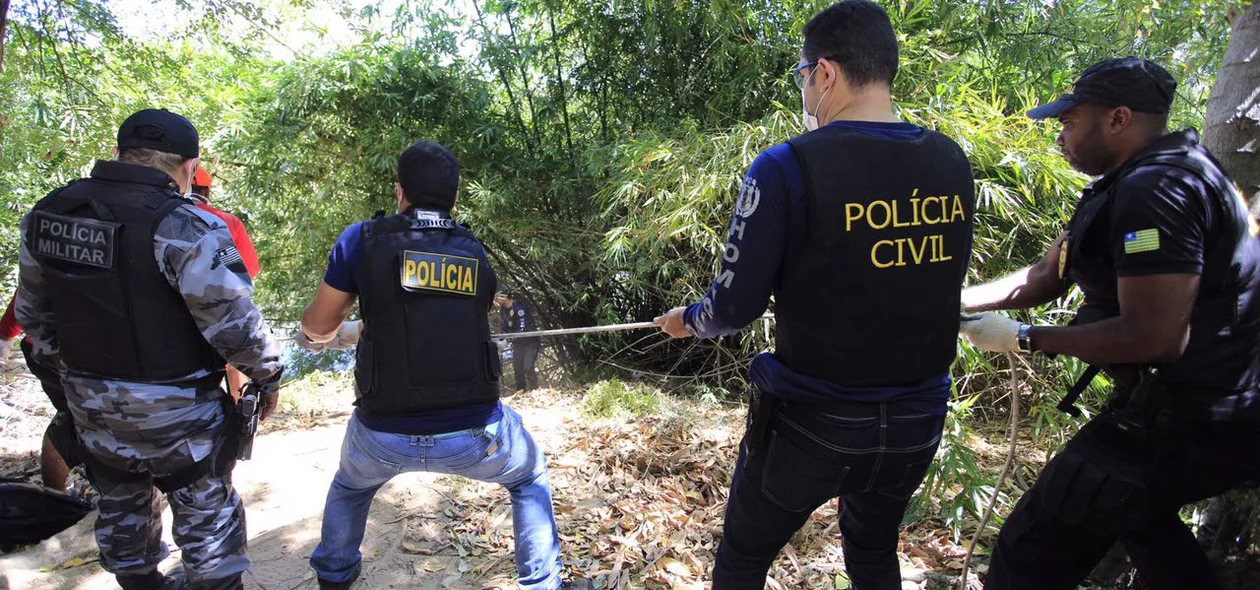 Polícia usa corda para fazer retirada de corpo