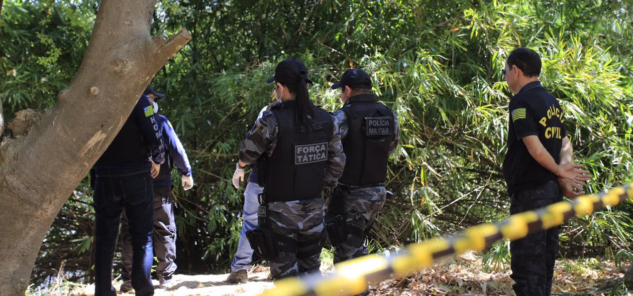 Policiais acompanham retirada de corpo do local