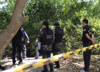 Policiais acompanham retirada de corpo do local