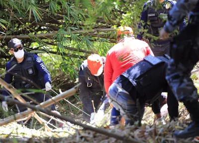 Policiais fazem perícia em corpo