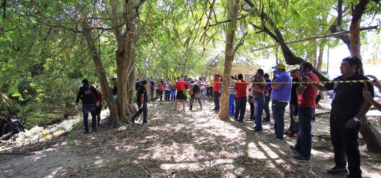 Populares acompanham retirada de corpo