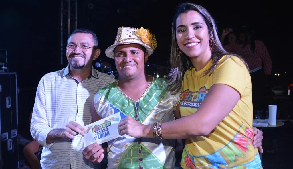 Prefeito e Secretária de Cultura entregam prêmio ao representante da quadrilha junina 