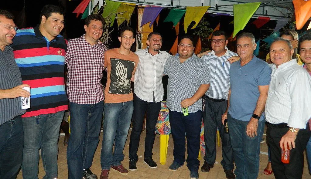 Prefeito Padre Walmir com autoridades na festa de São João