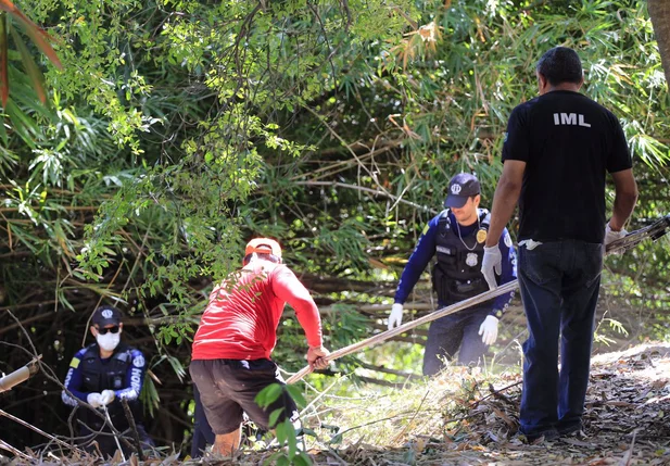 Bombeiros resgatam corpo encontrado no Rio Poti em Teresina