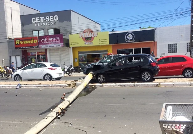 Veículo ficou parcialmente destruído 