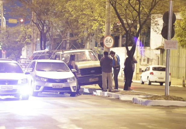 Caminhão colide em Corolla na avenida Miguel Rosa