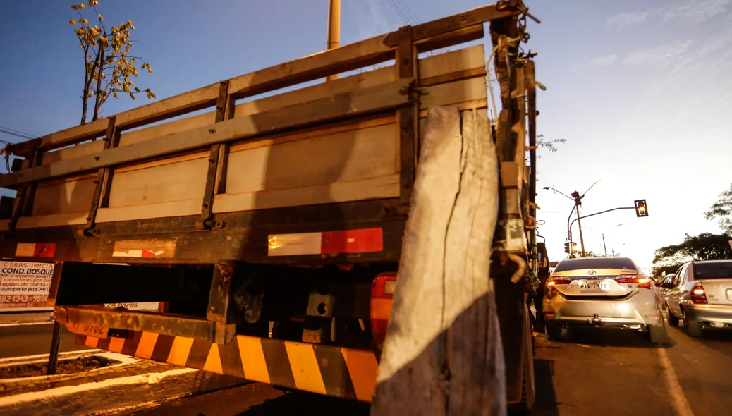 Caminhão colidiu na traseira do Corolla no centro de Teresina