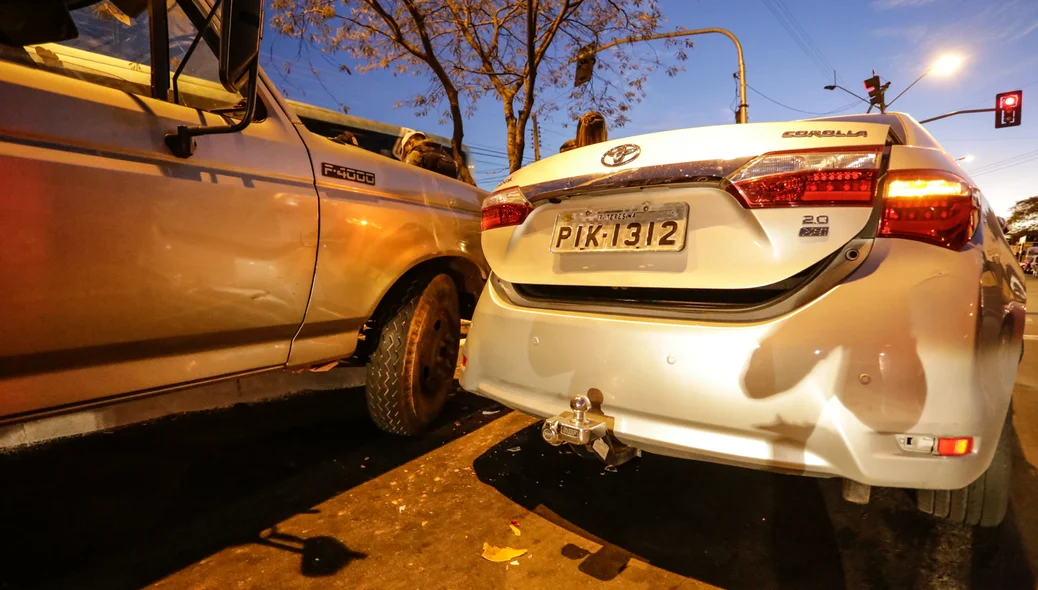 Caminhão colidiu na traseira do Corolla